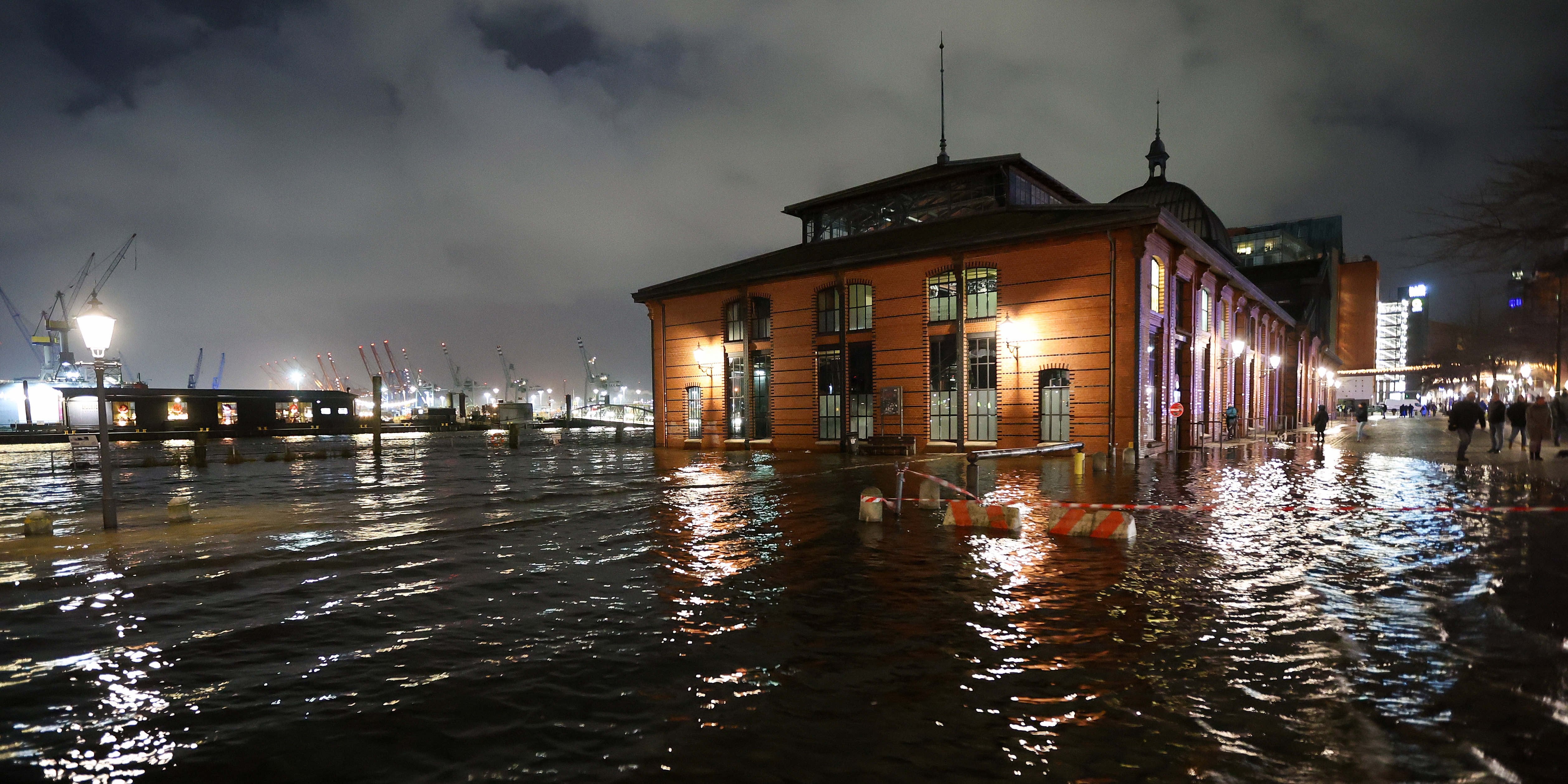 Schwere Sturmflut Wasser an Hamburger Fischmarkt stand hüfthoch